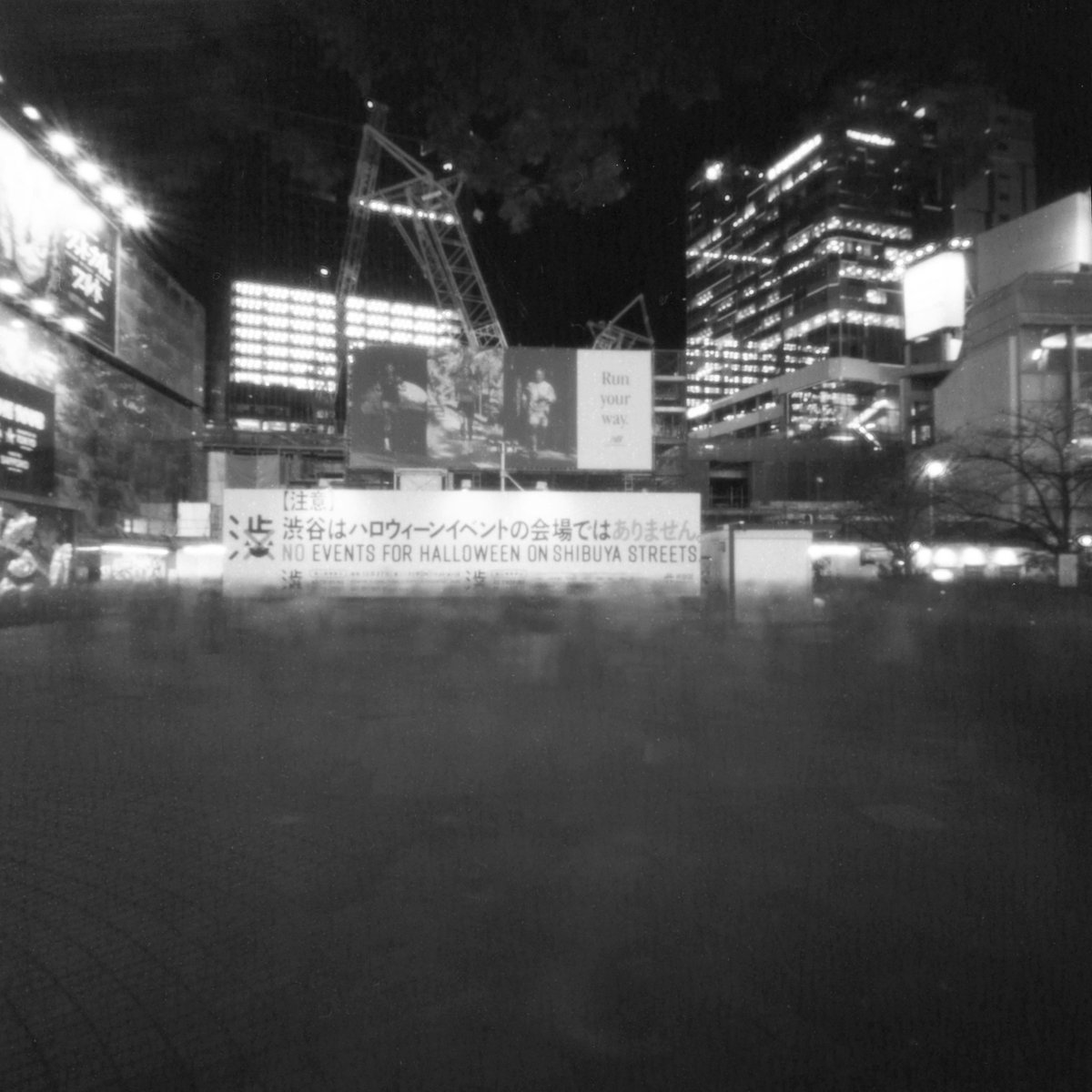 aomu's tweet photo. 渋谷にハロウィン目的で来るなと呼びかけられた結果、誰もいなくなった(ようにピンホールカメラで撮れた)渋谷駅前。
Hasselblad FilmBack & Bellows-Hood Pinhole Camera
Fujifilm Acros 100 II
#渋谷 #shibuya #pinholecamera #pinholephoto #針穴写真 #acros100II #bwfilm #filmphotography https://t.co/XJp76gjNgB