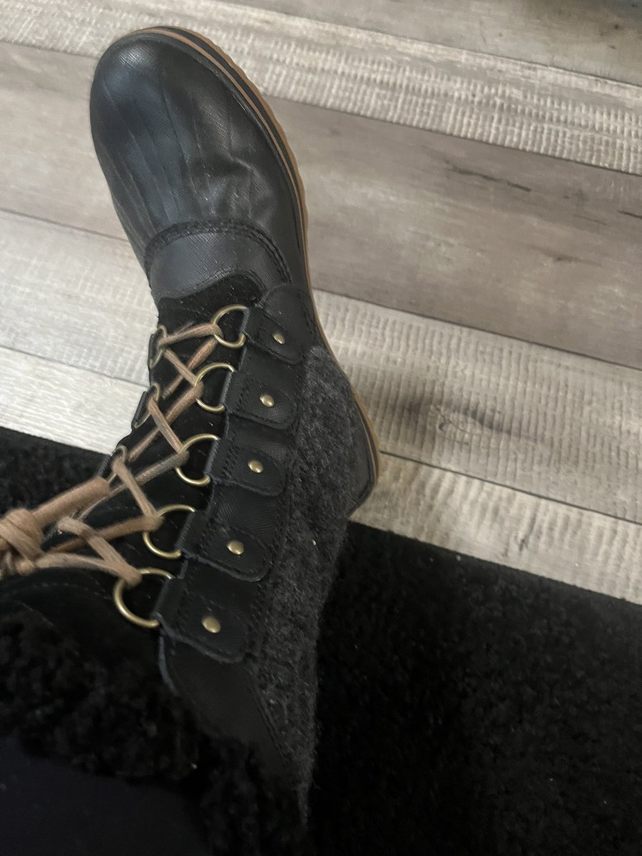 fishn4coins's tweet image. It’s that time of year! 
My favorite #winterboot . Especially for walking through slushy parking lots and property. 
#Sorel . So comfortable too! 
I have had these a few years! 
Worth the investment. 
#boots #snow 
I was #bad and forgot to grab my sweater tote from storage.