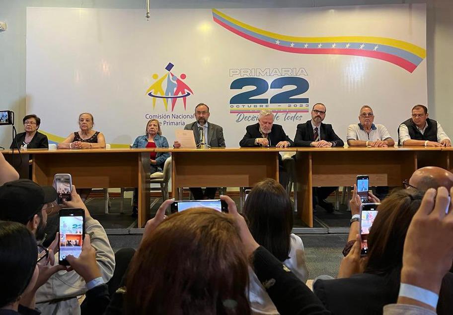 delsasolorzano's tweet photo. Los ataques del régimen contra la Primaria a través de la @cnprimariave, las Juntas Regionales, @Sumate, entre otros, no son más que la evidencia del temor de la dictadura al ejercicio de la ciudadanía. Millones de venezolanos nos expresamos libremente el #22OCT y una vez más pretenden anular nuestra voluntad.

El ímpetu y la determinación de la gente que dio una masiva demostración de civismo en las calles, a pesar de las dificultades, el acoso y la persecución, son el motor para alcanzar la libertad en paz. Eso no nos lo van a arrebatar con ninguna medida de judicialización.  

Desde @EnCiudadanoVzla expresamos todo nuestro respaldo a la @cnprimariave y a sus miembros, así como a las juntas regionales y los equipos técnicos que hicieron posible, que en plena dictadura, ocurriera el triunfo de la expresión democrática el pasado domingo. 
#YoApoyoALaComisionDePrimaria