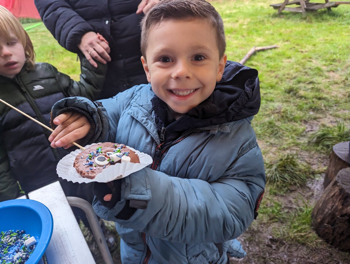 Reception and KS1 forest school group have made these super spooky chocolate apple slices! Very yummy! 
#ShineAtShelf