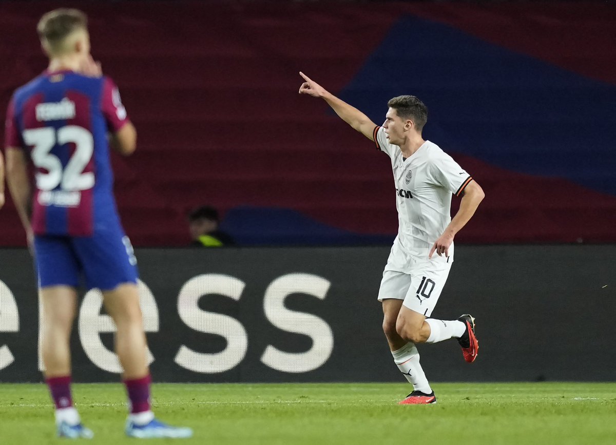 FabrizioRomano's tweet photo. 🟠🇺🇦 First Champions League goal for Heorhiy Sudakov, 2002 born talent — with Shakhtar Donetsk already set to request huge fee for their new gem.

Top European clubs keep following him including Juventus scouts recently. https://t.co/e5zXB8OXNd