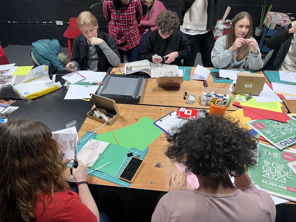Centrala_space's tweet image. Very busy workshop exploring concept of home via zine making with Jaskirt Dhalival-Boora and @PKorobkiewicz . Continuing work on @soc_post project exploring experiences of #CEEmigrants
