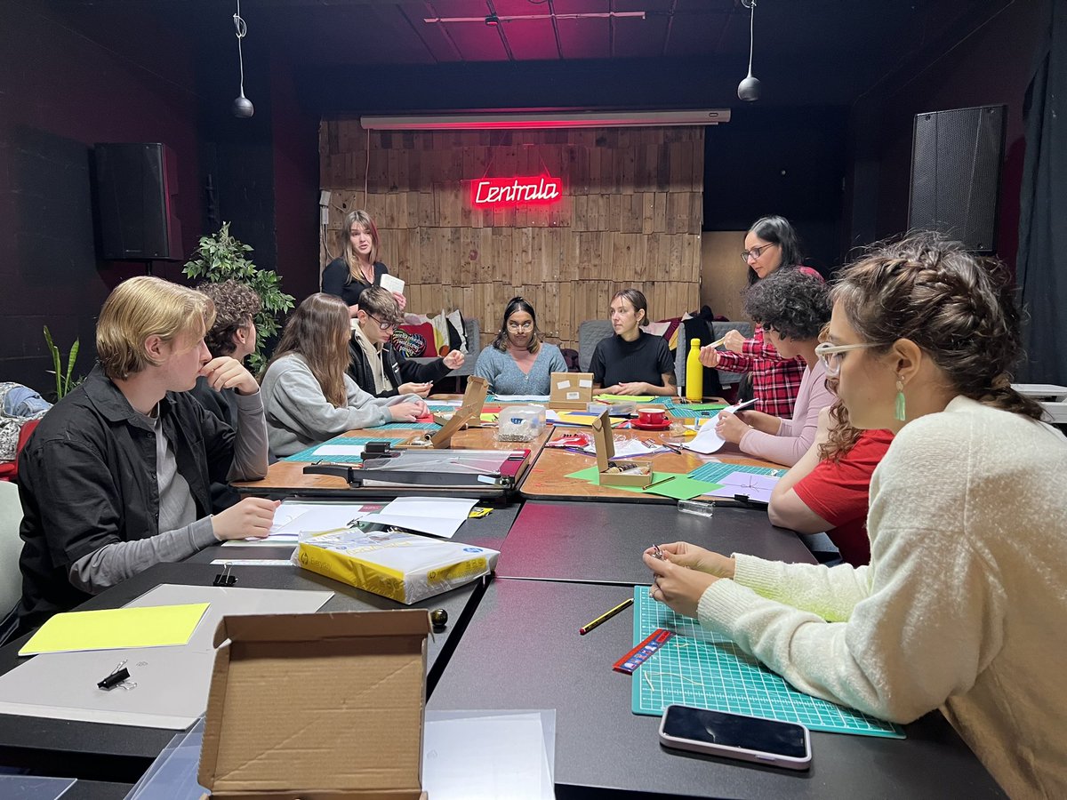 Centrala_space's tweet image. Very busy workshop exploring concept of home via zine making with Jaskirt Dhalival-Boora and @PKorobkiewicz . Continuing work on @soc_post project exploring experiences of #CEEmigrants