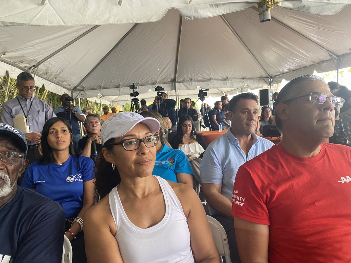 JuliaLoiza's tweet photo. Ahora, junto a @GovPierluisi y @LORNNASOTO en la inauguración de las mejoras y la PR951 entre Loíza y Canóvanas a un costo de $8.1 millones. Esta vía estará abierta desde hoy. #LoizaFlorece https://t.co/iyRVDDvEQ1