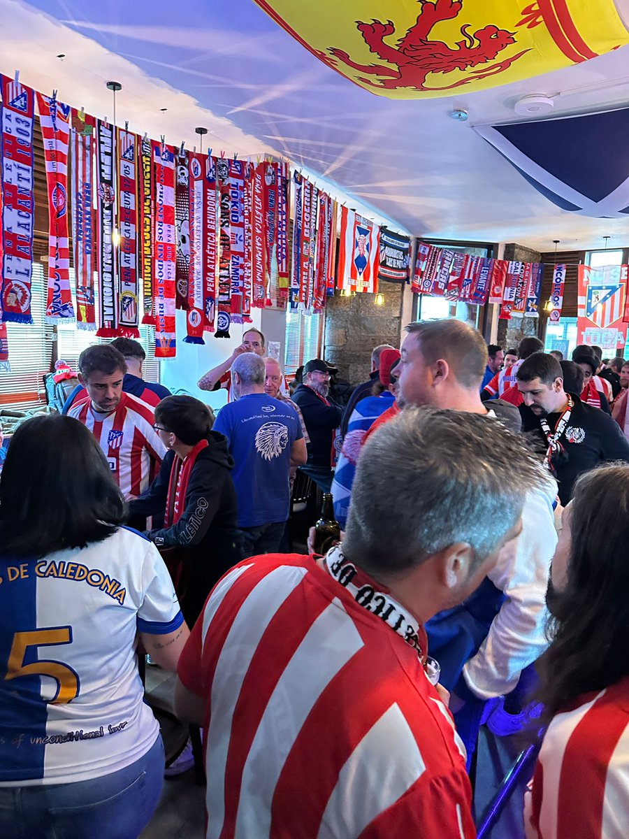 CholoMorata's tweet photo. Encuentro peñas @CholoMorata con @IndiosCaledonia en @polwarthtavern antes de salir a Glasgow para el #CelticAtleti  💪💪💪 https://t.co/U9RjI0t8AM