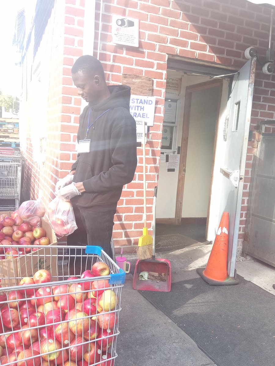 Yesterday, Ishaak of City Tech joined us for two shifts. He packed apples, and then handed out food on the food distribution line. Thanks Ishaak!

#ThisCouldBeYou #Kosher #KosherFoodPantry #ServingTheCommunity #ShopForFree #ShopTilYouDrop