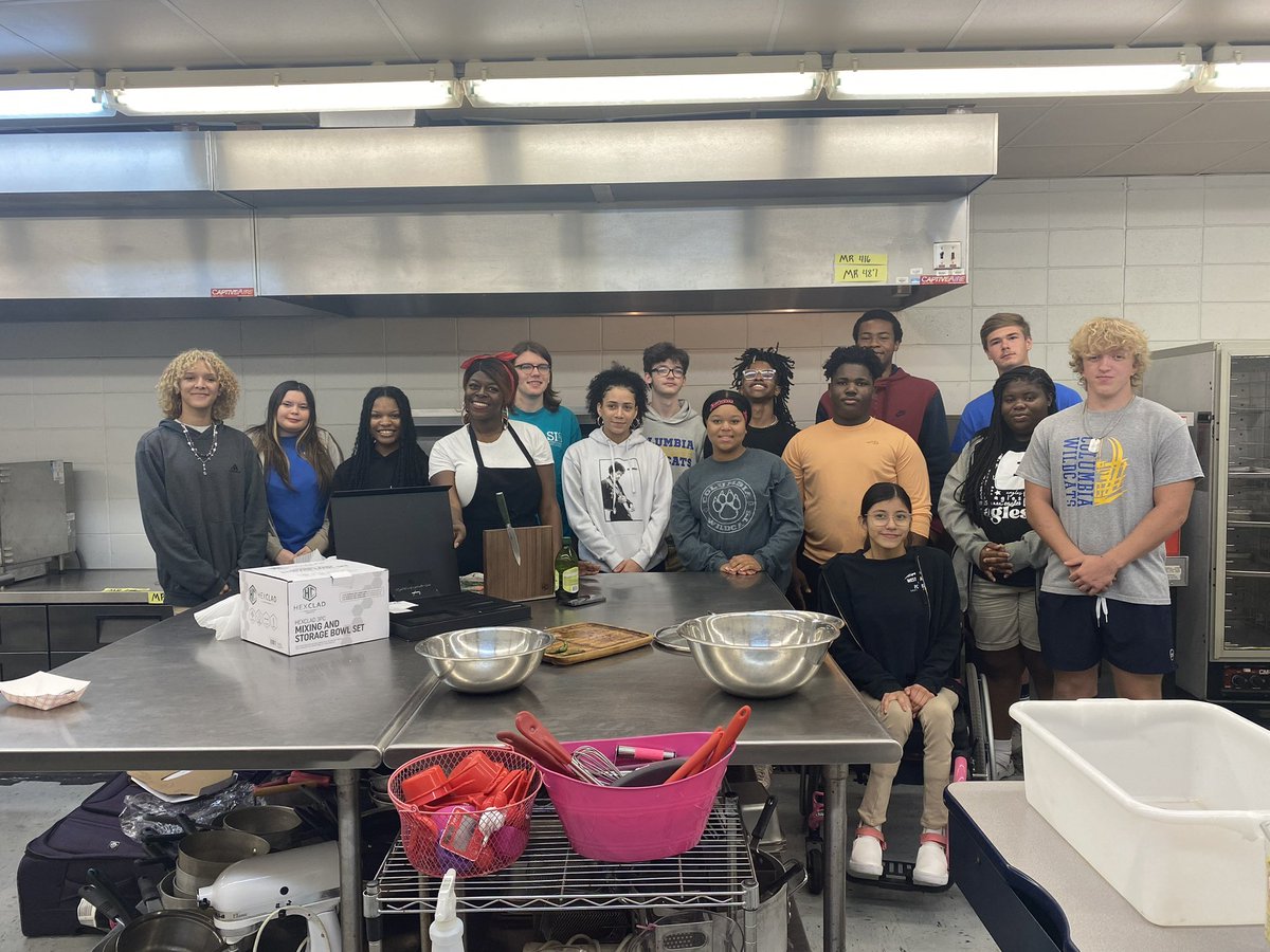 ChefRaneisha's tweet photo. FUTURE CHEFS!!!
#hellskitchen #fox #chs #emhs #WMHS #ChefRaneisha #foodclubfox #hexclad #theamericandream https://t.co/arpVg2SSlU