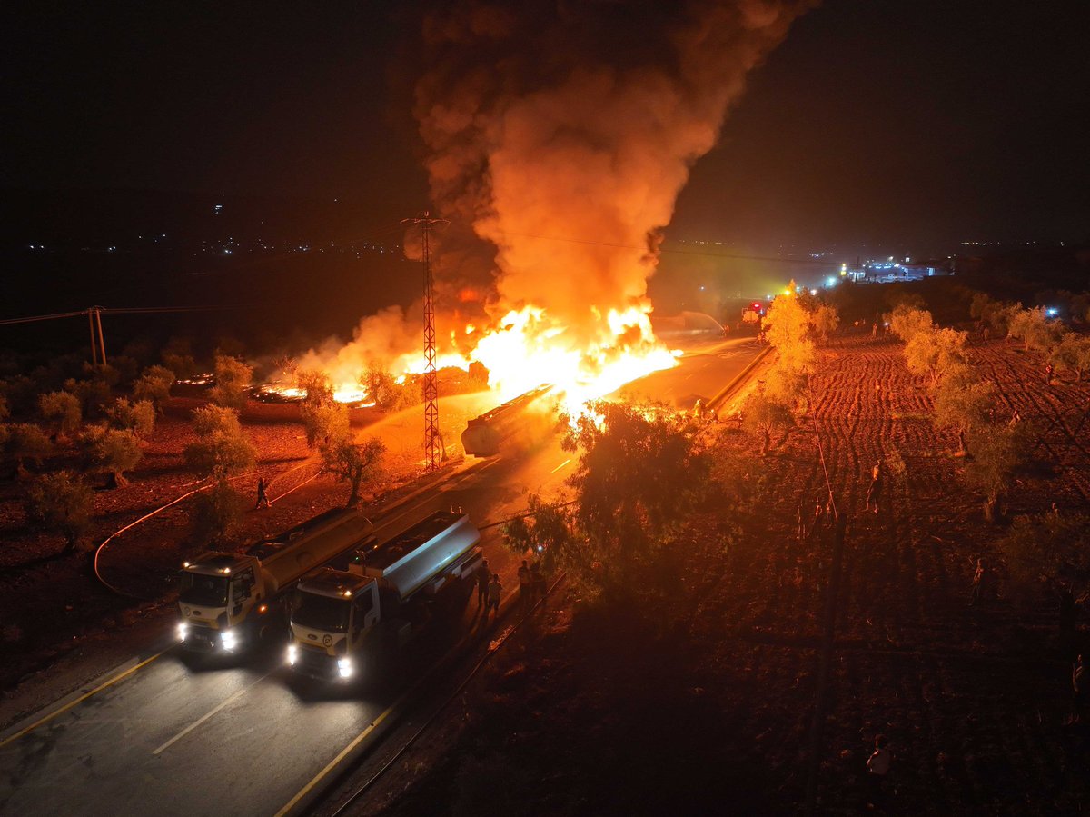 SyriaCivilDef's tweet photo. Amidst intense flames, high temperatures, and thick smoke, #WhiteHelmets firefighting teams are working to extinguish a massive fire that broke out at a fuel refining station on the Afrin-Azaz road, north of #Aleppo, this evening of Wednesday, October 25th. #Syria https://t.co/8TTB5g5vQN