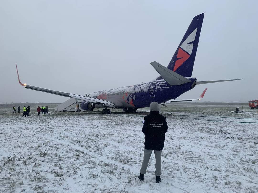 ivancp25's tweet photo. #IncidenteAéreo del vuelo #5N583 (#Smartavia). Un Boeing 737-800 (RA-73654), que cubría ruta entre San Petersburgo y Perm, #Rusia 🇷🇺, sufrió una salida de pista en el aterrizaje en la pista 21 de Perm. El METAR destacó intensas nevadas y aguanieve en pista. Sin heridos. 24-10-23 https://t.co/JMXe0rgMYA