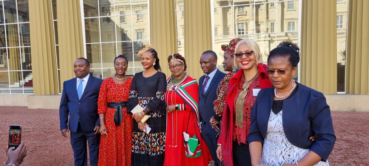 MEsipisu's tweet photo. Inside and outside Buckingham Palace, colour, pomp,  images galore. 3/3 https://t.co/J12hNvx0Ed