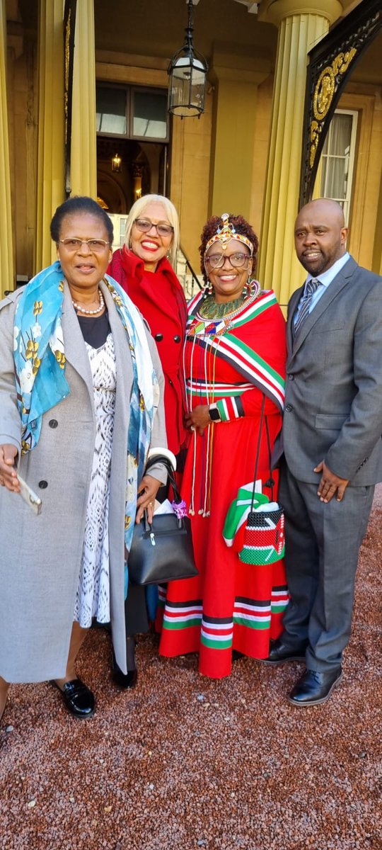 MEsipisu's tweet photo. Inside and outside Buckingham Palace, colour, pomp,  images galore. 3/3 https://t.co/J12hNvx0Ed