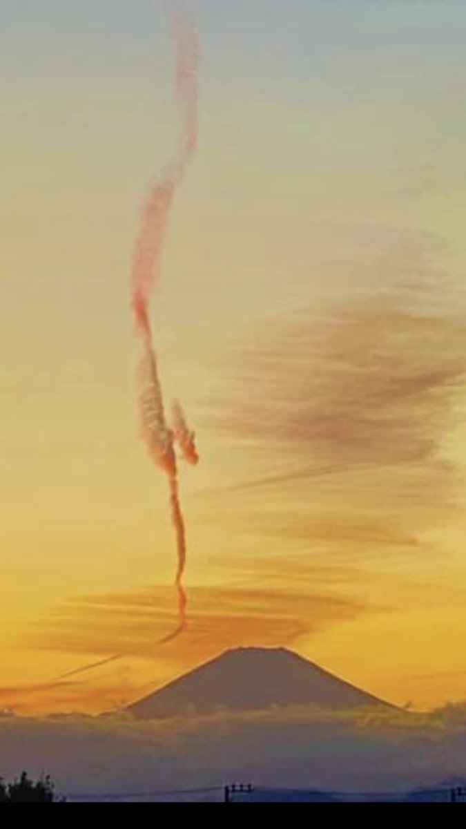 chunta_skx's tweet image. 地震雲と騒がれた写真チュン！

これは飛行機雲

手前から富士山方面に向かって発生している
多分、羽田空港から西日本方面に向かった飛行機の飛行機雲である
この様な雲が地震雲と騒がれるのは、阪神淡路大震災の時に地震雲と騒がれた写真が原因だと思う
あれもよく見たら飛行機雲だという事がわかる