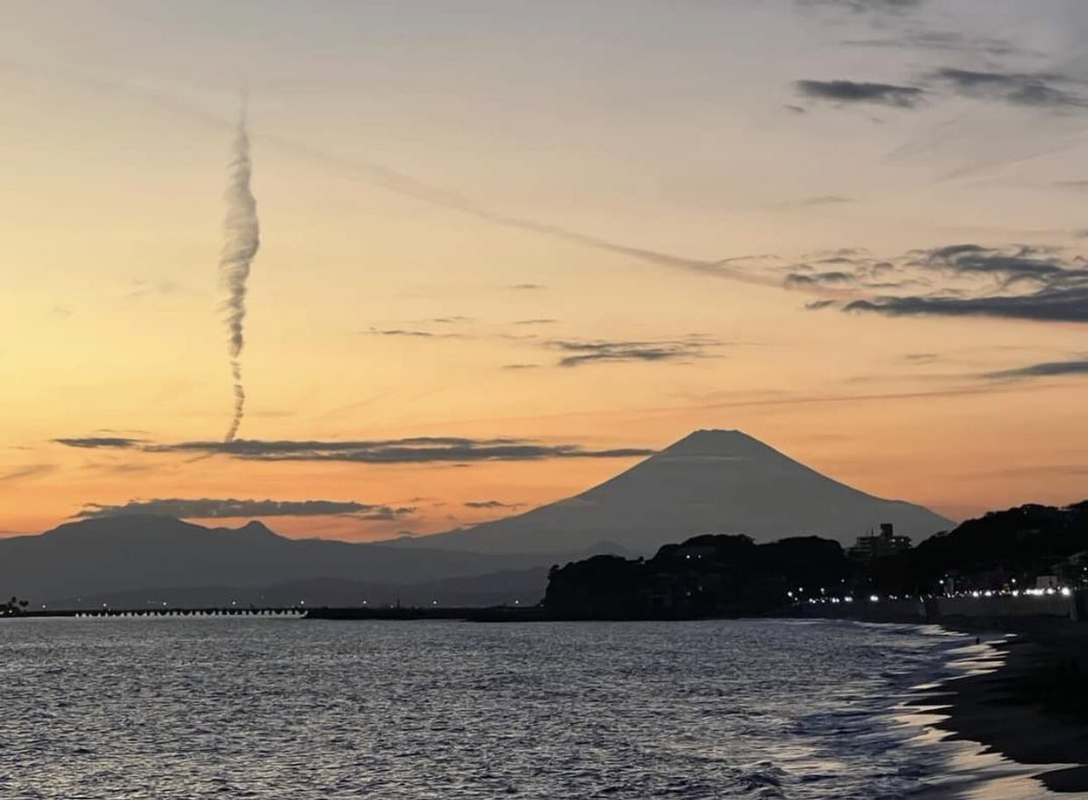 chunta_skx's tweet image. 地震雲と騒がれた写真チュン！

これは飛行機雲

手前から富士山方面に向かって発生している
多分、羽田空港から西日本方面に向かった飛行機の飛行機雲である
この様な雲が地震雲と騒がれるのは、阪神淡路大震災の時に地震雲と騒がれた写真が原因だと思う
あれもよく見たら飛行機雲だという事がわかる
