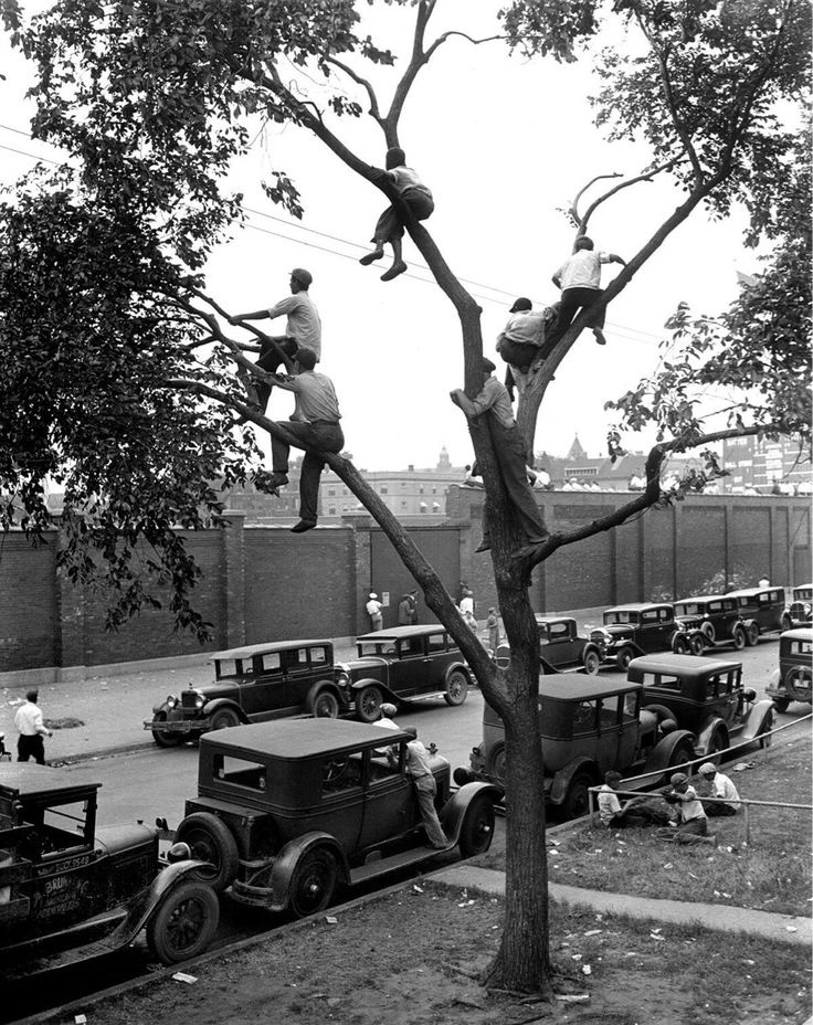 historyinmemes's tweet image. People watching a Chicago Cubs baseball game outside Wrigley Field in 1932.