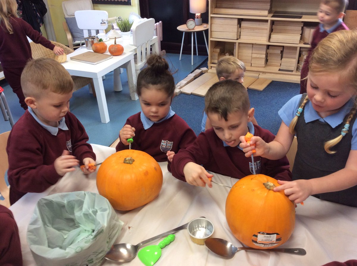 MrsPBHPS's tweet photo. This week Dosbarth derbyn have used real tools with our harvest pumpkins 🎃We explored what different tools can do and used them safely @BeaufortHillPri https://t.co/lj9kCKfVaH