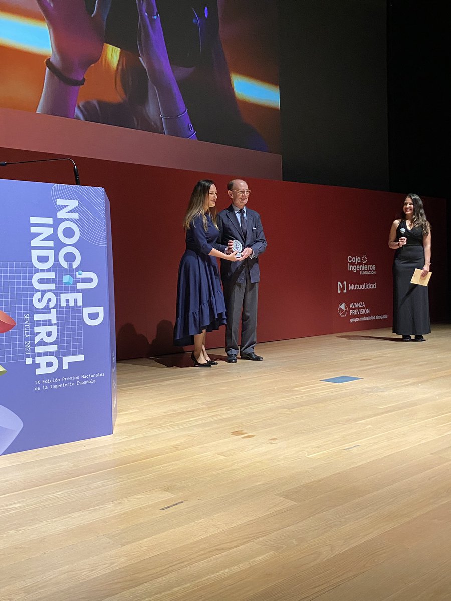 Uno de los premiazos (con z) de la noche… ¡Cómo nos gusta este #PNII2023! Elena Moral, directora de operaciones de <a href="/TalgoGroup/">Talgo</a> recibe el galardón a Ingeniero (IngenierA) del Año ¡ Enhorabuena!