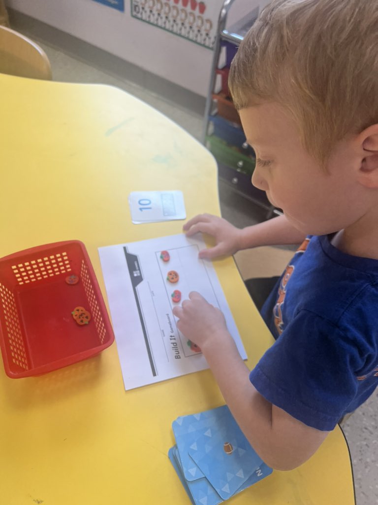 Today we played Build It to practice number recognition and 1:1 correspondence! <a href="/WHChestnut/">WHChestnut</a> @Inv3_Math