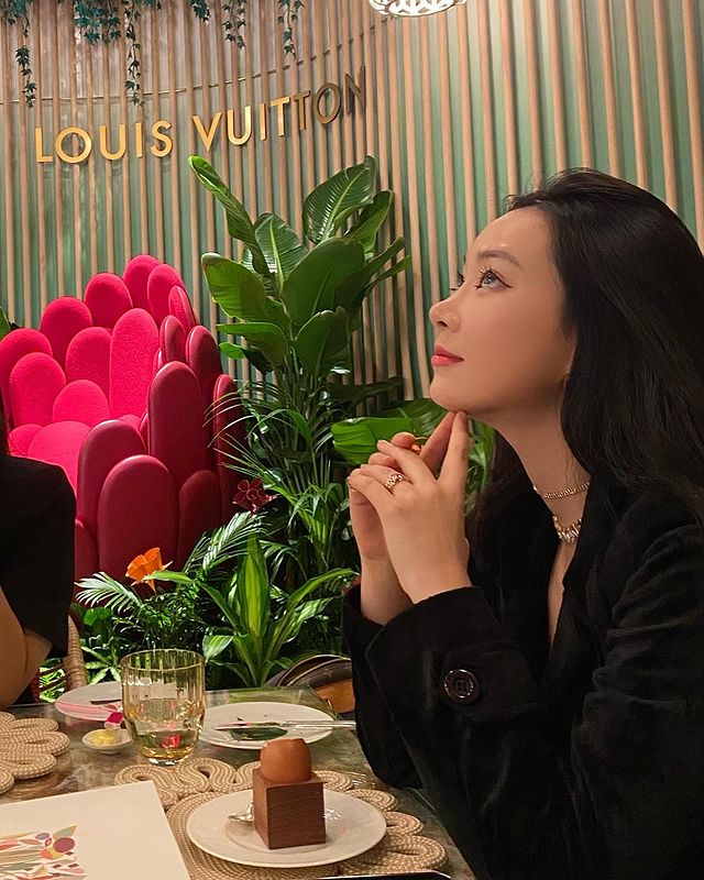 :    🕊  ⠀٫    𝖿𝗅𝗈𝘄𝗲𝗿𝘆 𝗮𝗿𝗎𝗆 𝗅𝗂𝗹𝘆
                  𝟸𝟶𝟶𝟷. 𝟶𝟺. 𝟷𝟹 ⠀⠀⠀

➛ “something is happening.”