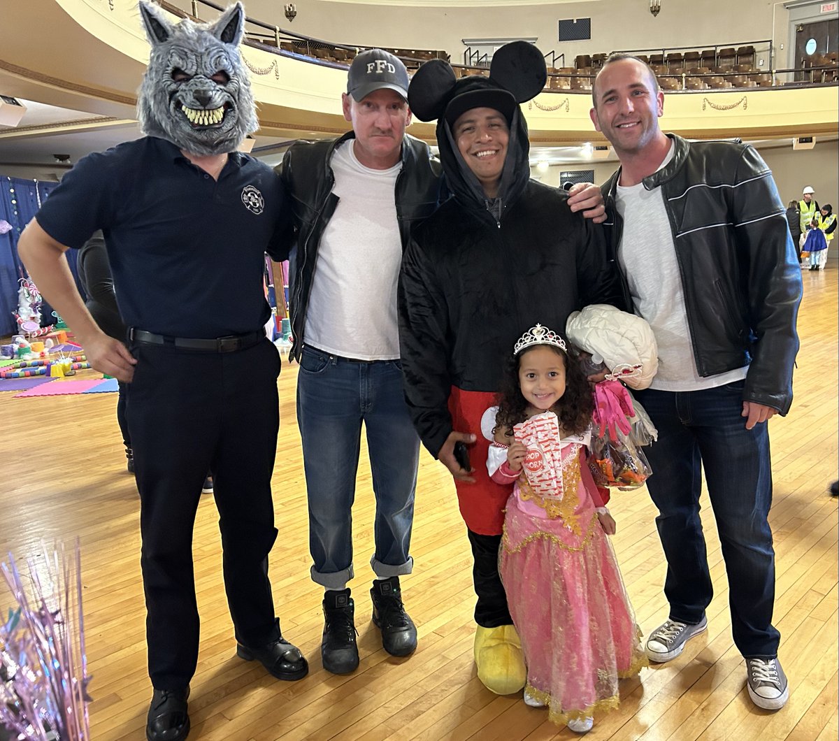 FraminghamFire's tweet image. Last night, FFD &amp;amp; the @Local1652FFD brought a little &quot;Grease&quot; Lightning⚡ to @Framingham_MA&apos;s Fourth Annual 🎃SPOOKTACULAR🎃Event! We had a blast handing out treats &amp;amp; seeing everyone&apos;s creative costumes! 
#Framingham #Halloween #SpooktacularFun
