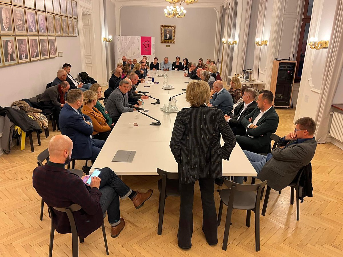 Owoce spotkanie z naszą liderką <a href="/HannaZdanowska/">Hanna Zdanowska</a>. Dobra energia po wygranych wyborach. Idziemy po zwycięstwo na wiosnę przyszłego roku 🔥💪