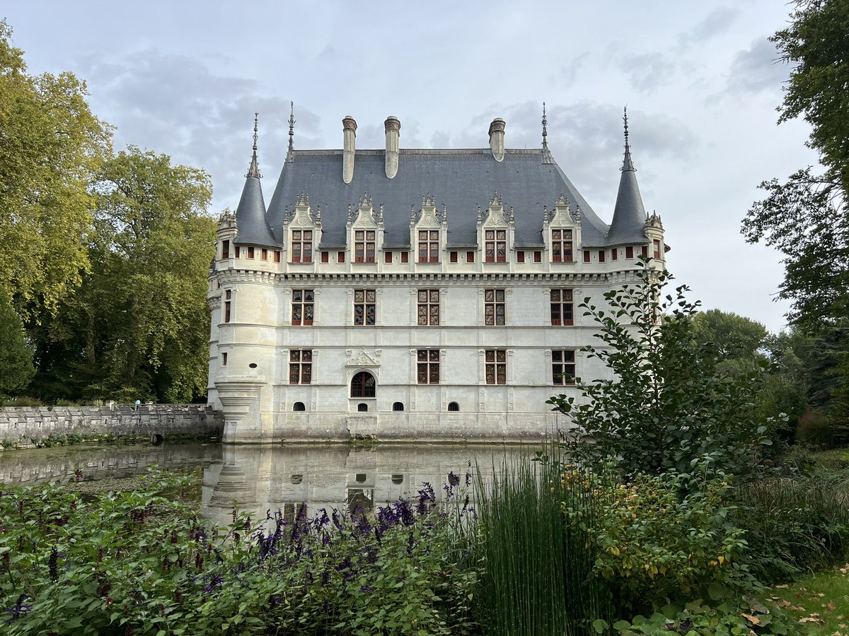 Le Château d’Azay-le-Rideau et son miroir sur l’Indre 🏰🍂 #ValdeLoire #MagnifiqueFrance