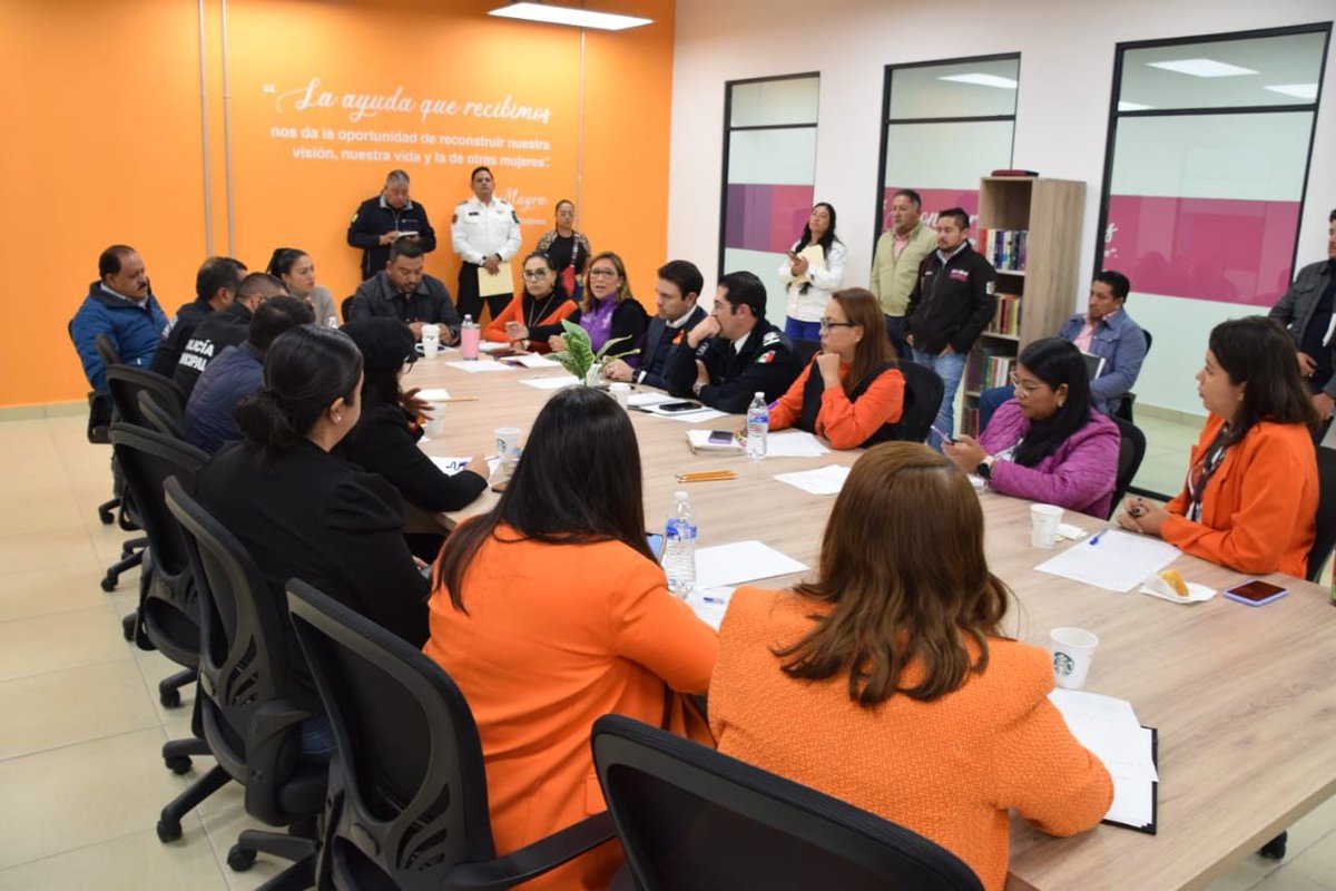 Anaamunizneyra's tweet photo. Este #DíaNaranja, en #CiudadMujeres y en el marco de la Mesa para la Construcción de la Paz y Seguridad, Región XV Metepec, llevamos a cabo una mesa de trabajo con los tres niveles de gobierno para dar seguimiento a las estrategias para prevenir, atender y erradicar la violencia contra niñas, jóvenes, mujeres y adultas mayores.
