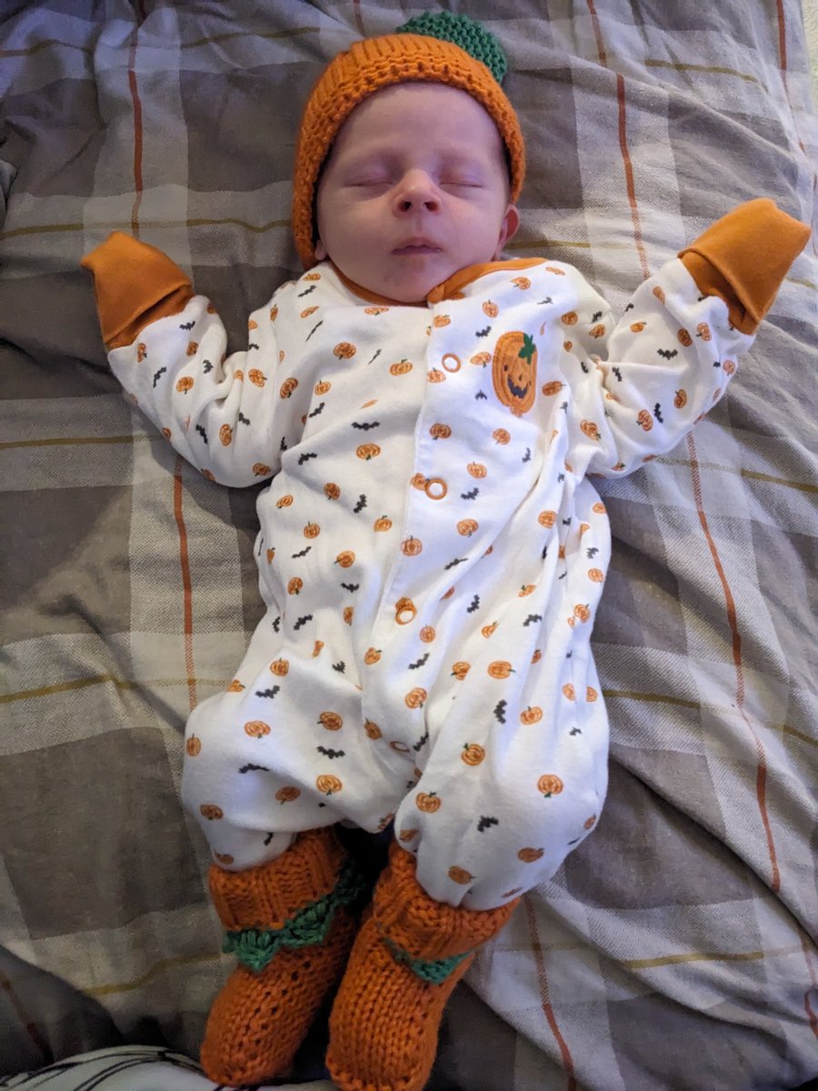 It's taken me a while to announce but Rich and I welcomed our little pumpkin, Rory, to the world on the 2nd October 2023 
🎃😍