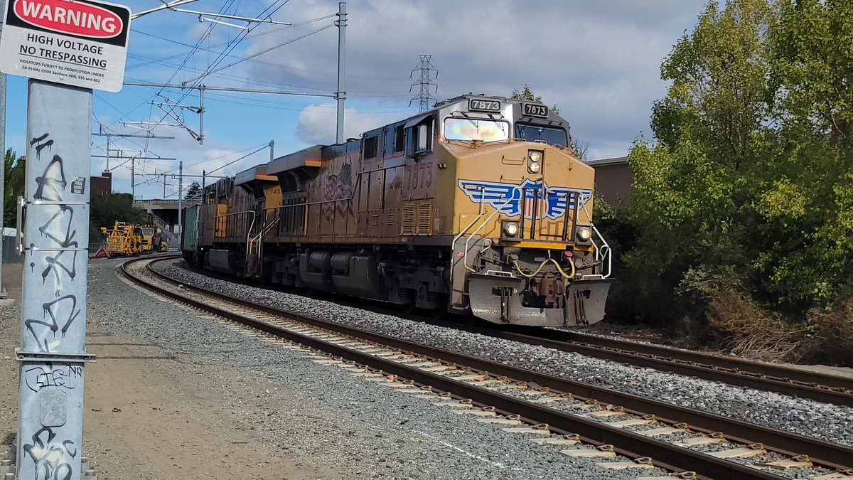 ghosttrainsba's tweet image. (10/25/23) - #UP7873 heads a #worktrain through #diridonstation in #SanJose .  The train will drop rail in #SanMartin before continuing on to #WatsonvilleJct .

#uprr #uprr_railfanner #MOW #maintenanceofwaytrain  #weldedrail #trackmaintenance