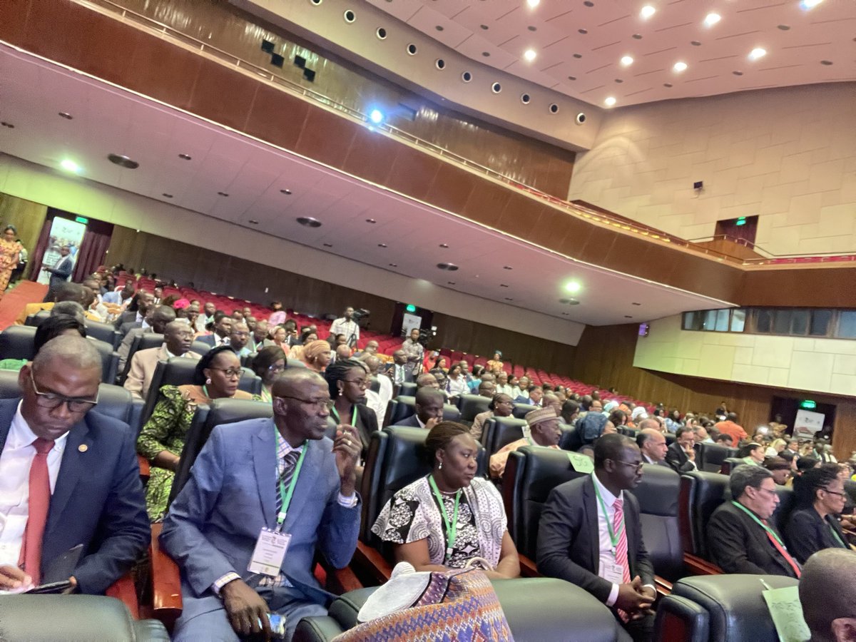 laurentdejoie's tweet image. À Yaoundé pour le Congrès des Notaires d’Afrique pour rappeler les actions des Notaires Francophones devant Ministre Justice Cameroun 🇨🇲 @Notaires_CSN @notaires44 @Presidente_CSN @ThomasNotaire @JeanVeyrac @uinl_org @ThierryVACHON @OIFrancophonie @RAmailland