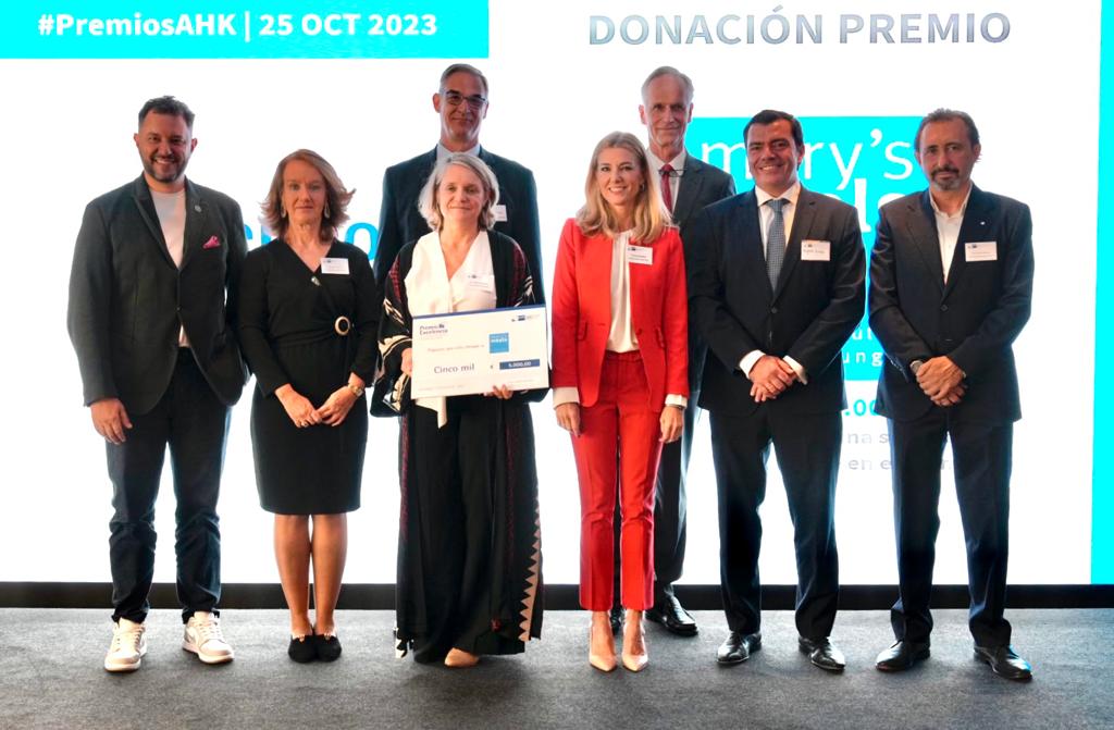 Cámara Alemana ESP (@ahk_es) on Twitter photo Los tres ganadores de los #PremiosAHK 2023 han decidido donar la dotación económica del premio, 5.000€, a la ONG <a href="/MarysMealsSpain/">@MarysMealsEspaña</a>. Su Responsable de donaciones, Teresa Garaizabal, ha dicho que el cheque supondrá una comida al día para 227 niños durante un año Los tres ganadores de los #PremiosAHK 2023 han decidido donar la dotación económica del premio, 5.000€, a la ONG <a href="/MarysMealsSpain/">@MarysMealsEspaña</a>. Su Responsable de donaciones, Teresa Garaizabal, ha dicho que el cheque supondrá una comida al día para 227 niños durante un año