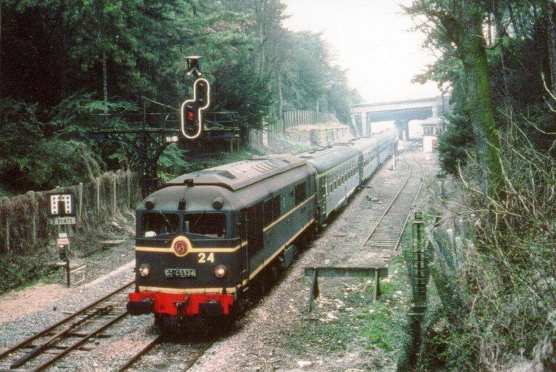 Memoire2cite's tweet image. 75 PARIS BUTTES CHAUMONT LE PASSAGE DU TRAIN DS LA PETITE CEINTURE 1984