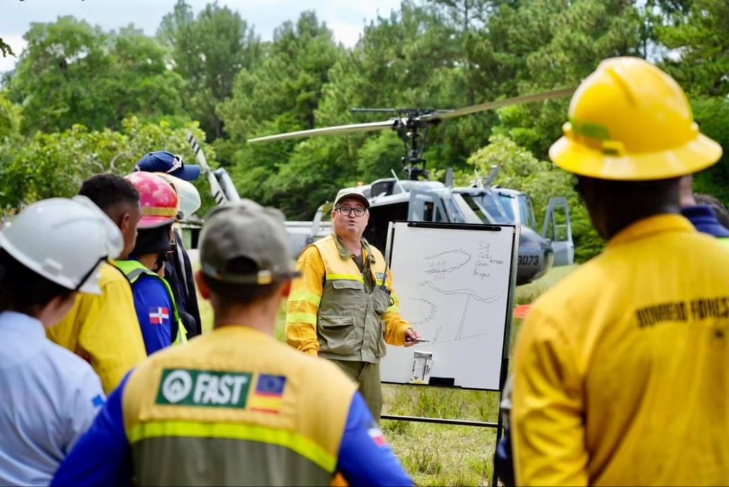 EmbajadaESPenRD's tweet photo. COOPERACIÓN 🇪🇦🤝🇩🇴 EN LUCHA CONTRA INCENDIOS🚒🧯🔥

La semana pasada un grupo de especialistas🇪🇦 de @mitecogob estuvieron en RD junto a sus colegas🇩🇴 compartiendo experiencias y capacitando para la mejora de la movilización de medios en extinción de incendios.

@FIIAPP #Euroclima https://t.co/lJq2b8jPqo