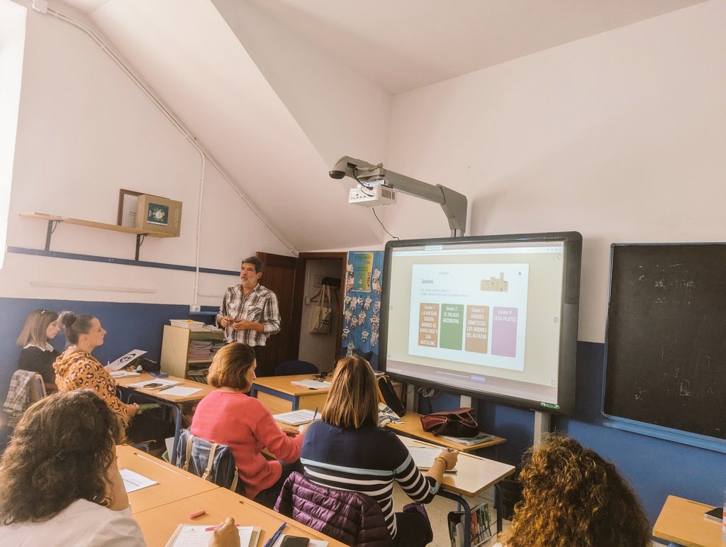CEPdeSevilla798's tweet photo. Primera sesión del Curso CASAS, PALACIOS Y JARDINES: PATRIMONIO DOMÉSTICO
SEVILLA del @CEPSevilla . Aprendemos a diseñar una Situación de Aprendizaje con @PabloPege y @MbrMario 
@CEPdeSevilla798 
@FormacProfAnd https://t.co/x3DGLvZ5WT