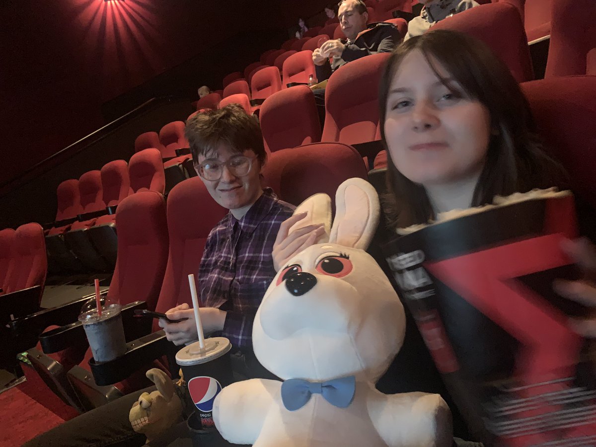 UnrepentantAHF's tweet photo. #FNAF  2 excited girls! Let’s go! @cineworld https://t.co/PZdWRe7WhP