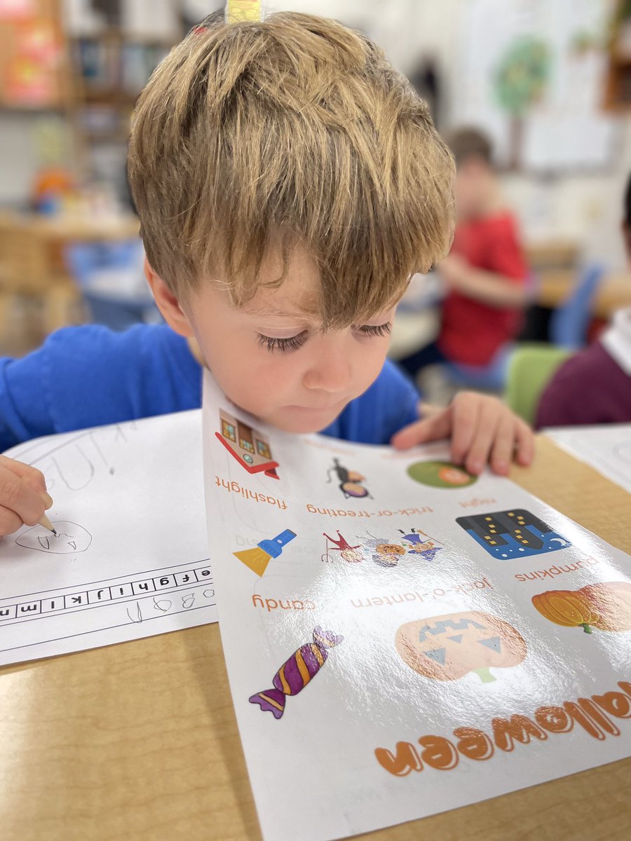 HTS_Kindies's tweet photo. Ask us about Halloween teaching books.📚✏️ #superwriters #dailywriting #kindergarten #writingfolder #BetterTogether❤️ @ConnieRanieri @HTSRichmondHill https://t.co/M1yNyqO7po