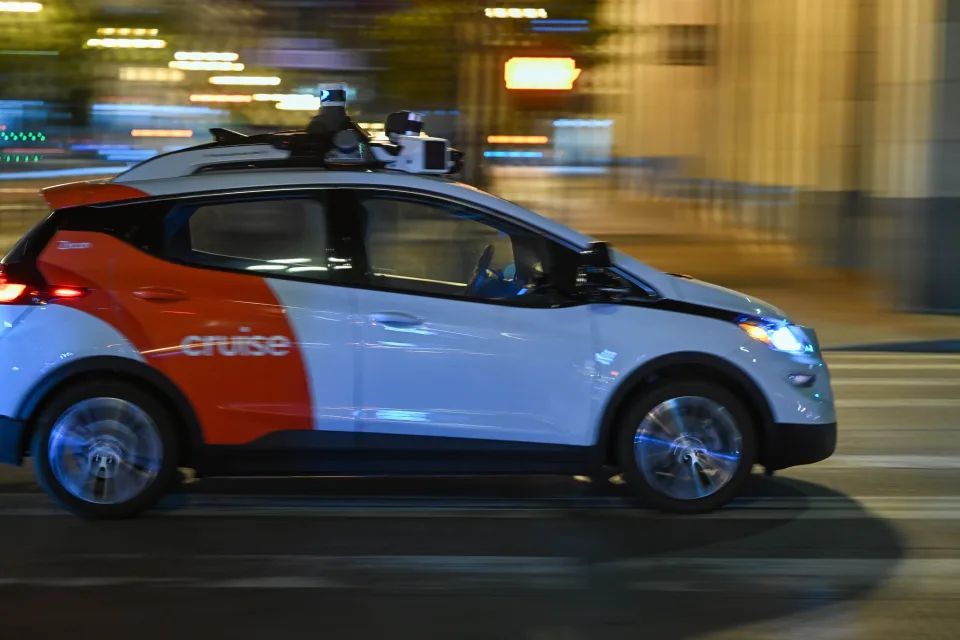 Psychsoftpc's tweet photo. California DMV suspends Cruise’s driverless permits The agency cites several safety-related regulations https://t.co/Q8n1Jt9KTN https://t.co/ZbA9iqH38L