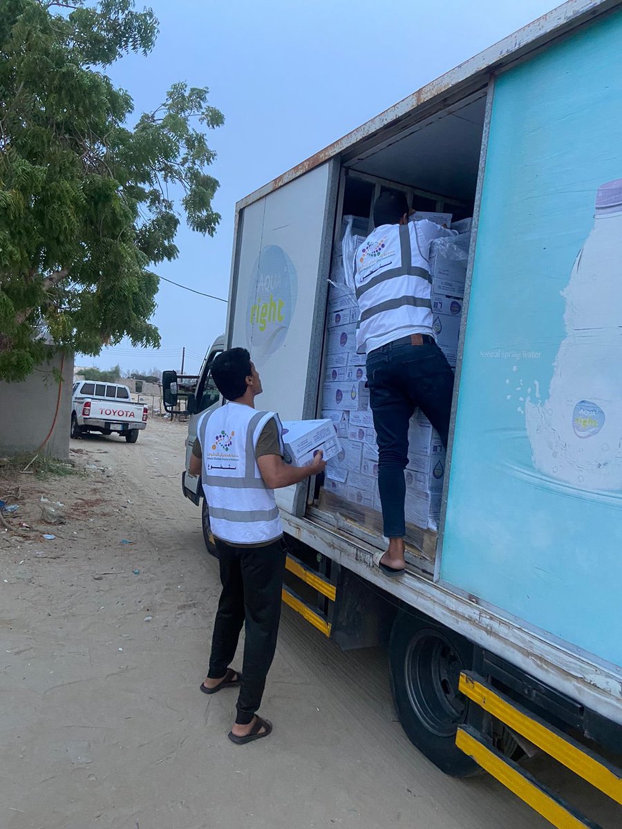 BShabab33's tweet photo. انطلق اليوم -بحمدالله- مشروع سقيا الماء بتوزيع 1440 كرتون ماء على 107 مستفيد في 4 مواقع وبمشاركة أكثر من 15 متطوع بدعم من منصة إحسان للعمل الخيري 

#بصمة_شباب
#عطاء_متجدد 
#القنفذة
@EhsanSA https://t.co/0GtQh7p1Hm