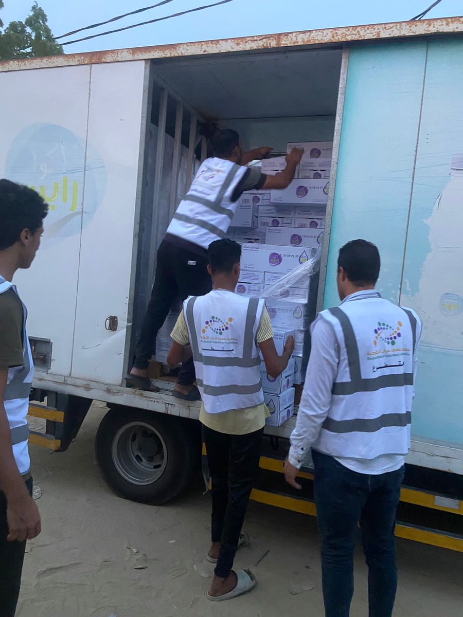 BShabab33's tweet photo. انطلق اليوم -بحمدالله- مشروع سقيا الماء بتوزيع 1440 كرتون ماء على 107 مستفيد في 4 مواقع وبمشاركة أكثر من 15 متطوع بدعم من منصة إحسان للعمل الخيري 

#بصمة_شباب
#عطاء_متجدد 
#القنفذة
@EhsanSA https://t.co/0GtQh7p1Hm