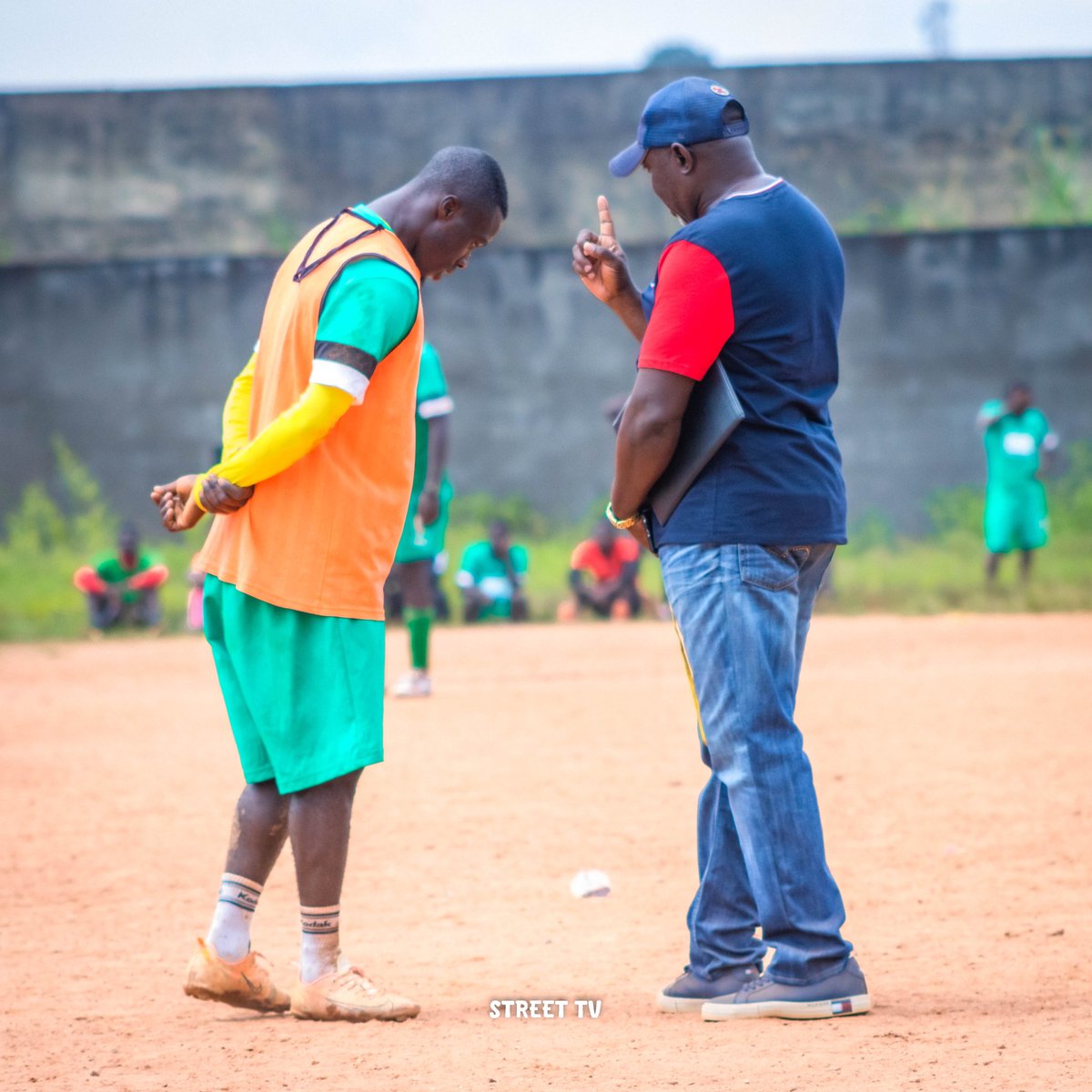 Kosi_foottalk's tweet photo. Coach Nkabyo Martin is at the wheel.
The new Bafmeng United gaffer pictured in training today as they gear up for their elite two welcome ceremony on Saturday 28 October when they clash with Foncha Street.
π· @StreetTv_Sports T
#coach #BUFA #football #bamenda #dustypitches https://t.co/dkL82R0vKM