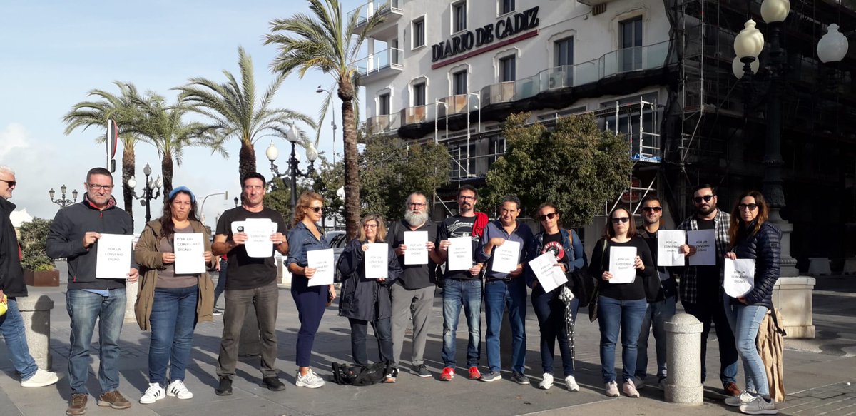 En <a href="/diariocadiz/">Diario de Cádiz</a>  mantenemos los #MiércolesNegros y cada vez somos más. 1ª propuesta de convenio en 7 años: una ínfima ayuda frente a un 21% de pérdida salarial. Sin concretar supuesta mejora para 2024 y 2025  <a href="/ccoocadiz/">CCOO de Cádiz</a> <a href="/APCadiz/">APC</a> <a href="/periodistacadiz/">Periodistas Cádiz</a> <a href="/grupojoly/">Grupo Joly</a>  <a href="/ami_asociacion/">AMI</a>