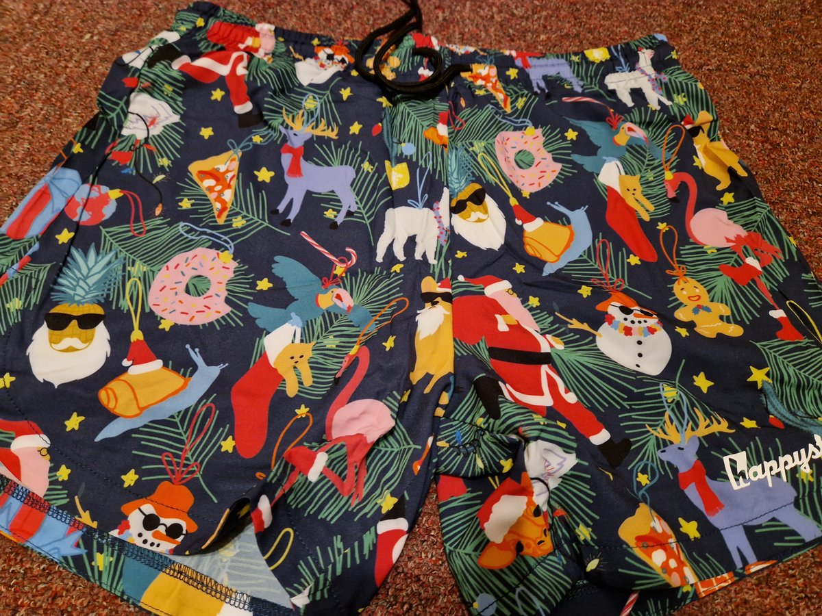 tracehodge17's tweet image. Loving my new Christmas shorts from @happystrideuk  - can't wait to start wearing them with the @runup2christmas T shirts - best time of the year!! #ukrunchat #running #GoTrace #Christmas ❤️❤️🏃‍♀️🏃‍♀️