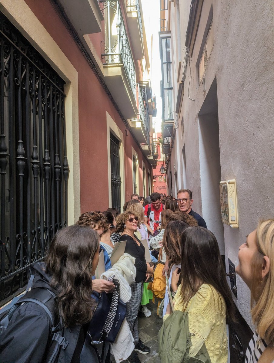 CEPdeSevilla798's tweet photo. En la ruta por el Barrio de la judería y el Barrio de San Bartolomé, hacemos la primera parada en la escondida Plaza de la Escuela de Cristo @CEPSevilla . Aprendemos a diseñar una Situación de Aprendizaje con @PabloPege y @MbrMario 
@CEPdeSevilla798 
@FormacProfAnd https://t.co/JIPl9XvoRn
