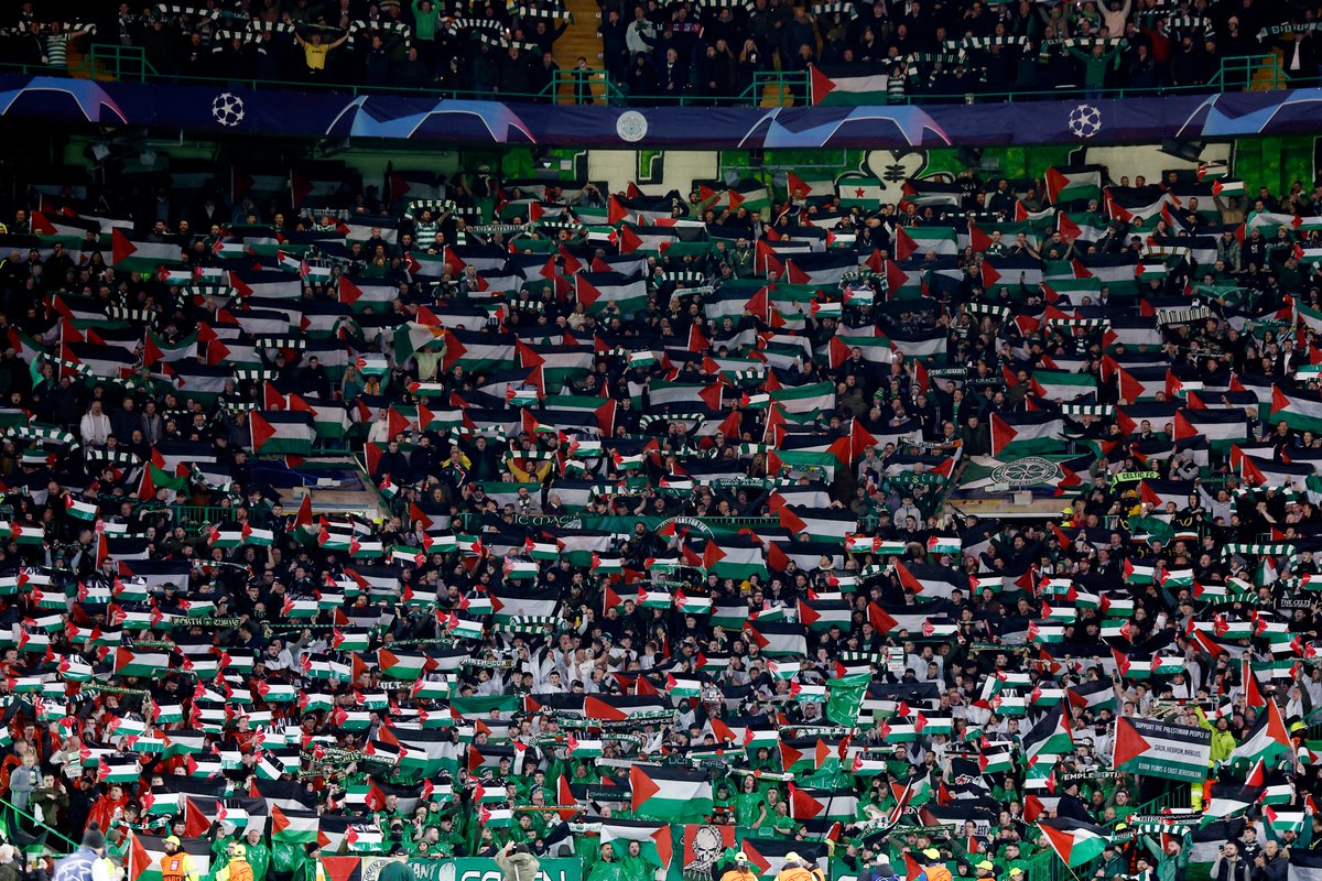 🇵🇸 La grada de Celtic Park con banderas de Palestina.