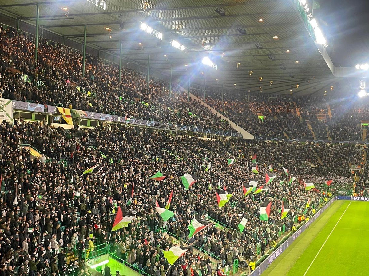 Awaydays23's tweet image. Celtic fans show their support to Palestine tonight #COYBIG