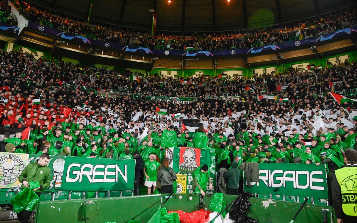 Awaydays23's tweet image. Celtic fans show their support to Palestine tonight #COYBIG