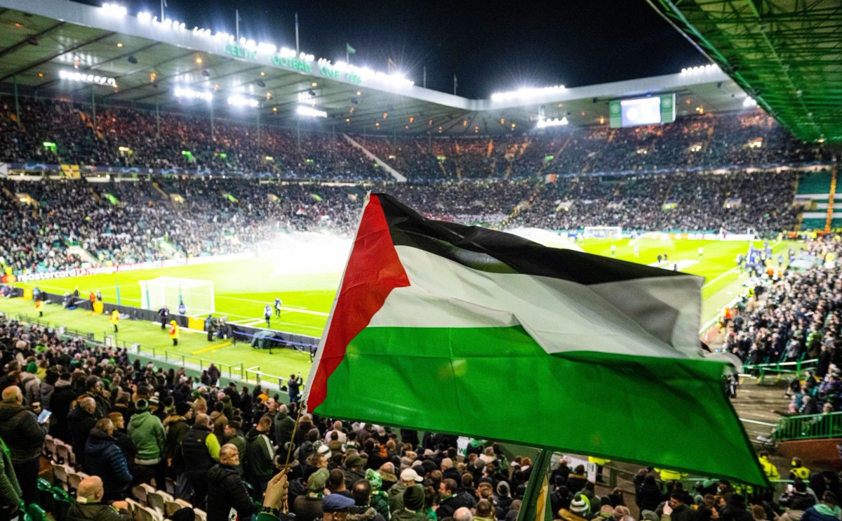 EPLworld's tweet photo. 📸

جماهير سيلتيك تُلوح بأعلام فلسطين في ملعب سيلتيك بارك. 🍀🇵🇸 https://t.co/Q2Jp8HmBjX