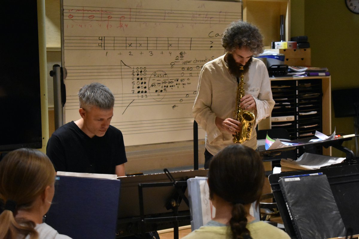 halifaxgrammar's tweet image. Our Grade 9 and Senior Band classes were given a lesson in improvisation by special guests Dani Oore ’97, Florian Hoefner, and Lukas Pearse ’89. Dani and Florian improvised a piece for the class then led the students in a series of exercises. 🎷🎹

#HalifaxGrammar #GrammarArts