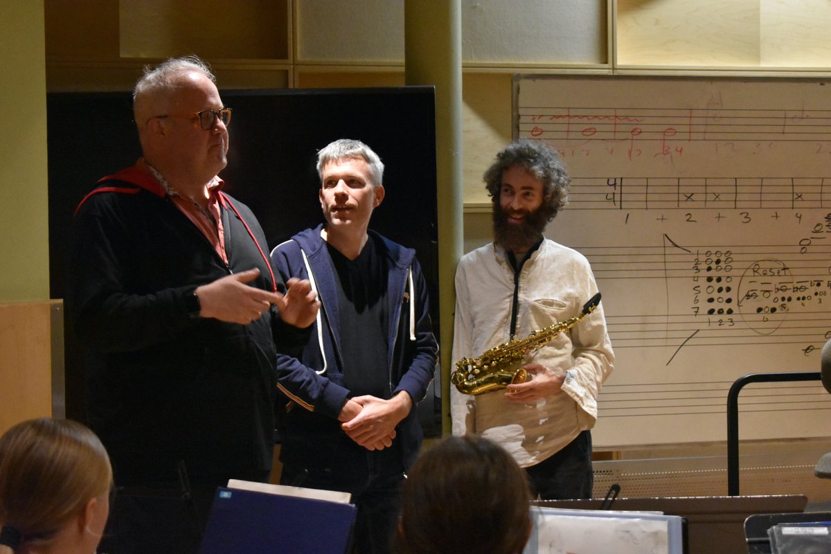 halifaxgrammar's tweet image. Our Grade 9 and Senior Band classes were given a lesson in improvisation by special guests Dani Oore ’97, Florian Hoefner, and Lukas Pearse ’89. Dani and Florian improvised a piece for the class then led the students in a series of exercises. 🎷🎹

#HalifaxGrammar #GrammarArts