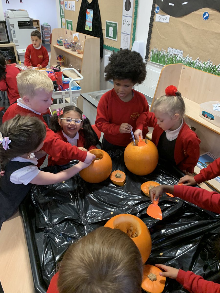 NewParkPrimary's tweet photo. RM have had so much fun over the last few days, carving out the inside of our pumpkins and then painting the outside. π #NP_RM https://t.co/GXHyycbxAc