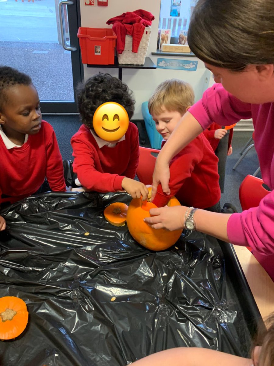NewParkPrimary's tweet photo. RM have had so much fun over the last few days, carving out the inside of our pumpkins and then painting the outside. π #NP_RM https://t.co/GXHyycbxAc